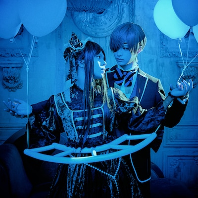 ITARU（左）がジークリンデ・サリヴァン、KEIGO（右）がシエル・ファントムハイヴに扮した“FAN ART VISUAL”。