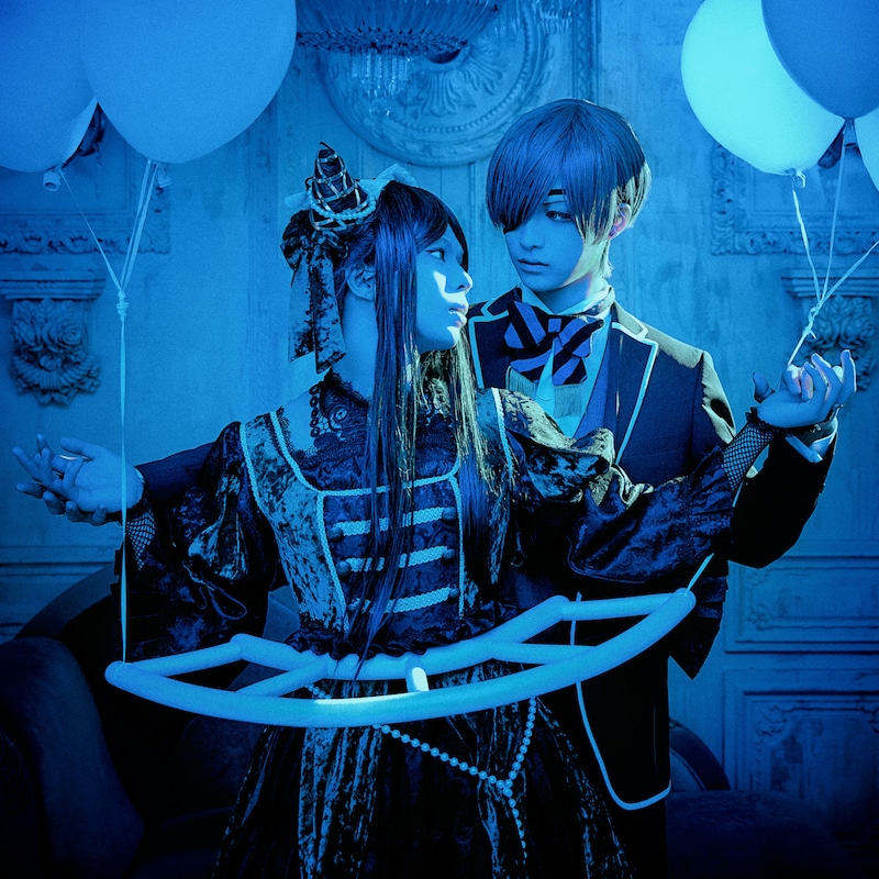 ITARU(左)がジークリンデ・サリヴァン、KEIGO(右)がシエル・ファントムハイヴに扮した“FAN ART VISUAL”。