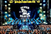 SUPER BEAVER「20th Anniversary 都会のラクダSP at ZOZOマリンスタジアム」2日目の様子。(撮影:浜野カズシ)