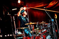 藤原“37才”広明（Dr）（撮影：浜野カズシ）