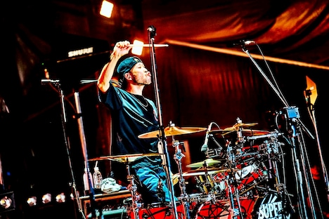 藤原“37才”広明(Dr)(撮影:浜野カズシ)