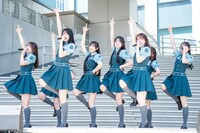 「恋愛変格活用」をパフォーマンスするRain Tree。