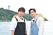 左から松本潤（嵐）、新田真剣佑。©TBS