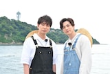 左から松本潤(嵐)、新田真剣佑。©TBS
