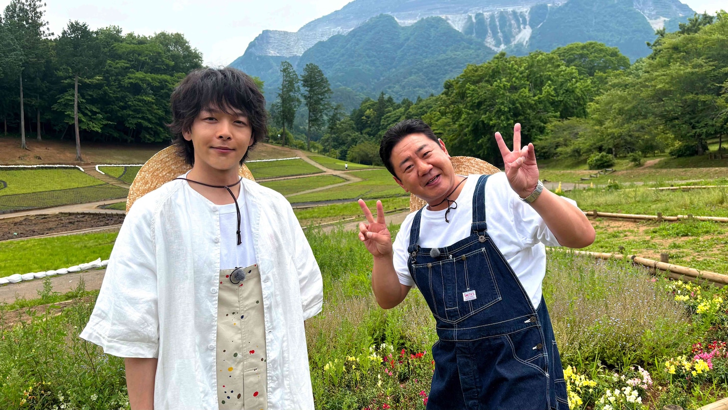 左から、中村倫也、錦鯉・渡辺