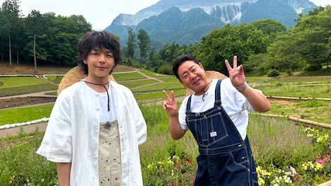 左から中村倫也、渡辺隆（錦鯉）。©TBS