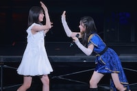 バトンタッチする林仁愛と遠藤彩加里。