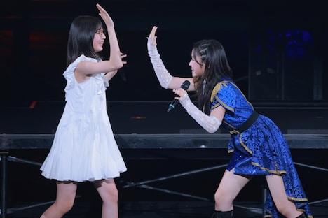 バトンタッチする林仁愛と遠藤彩加里。