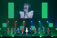 メガネを着用して登場した林仁愛。