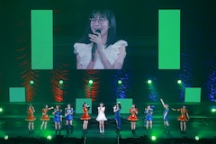 メガネを着用して登場した林仁愛。