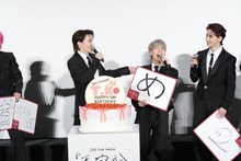 左から川西拓実、豆原一成、佐藤景瑚。Ⓒ2025「JO1 THE MOVIE『未完成』-Bon Voyage-」製作委員会