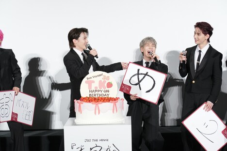 左から川西拓実、豆原一成、佐藤景瑚。Ⓒ2025「JO1 THE MOVIE『未完成』-Bon Voyage-」製作委員会