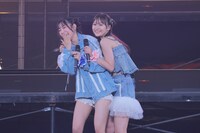 左から松永里愛、工藤由愛。