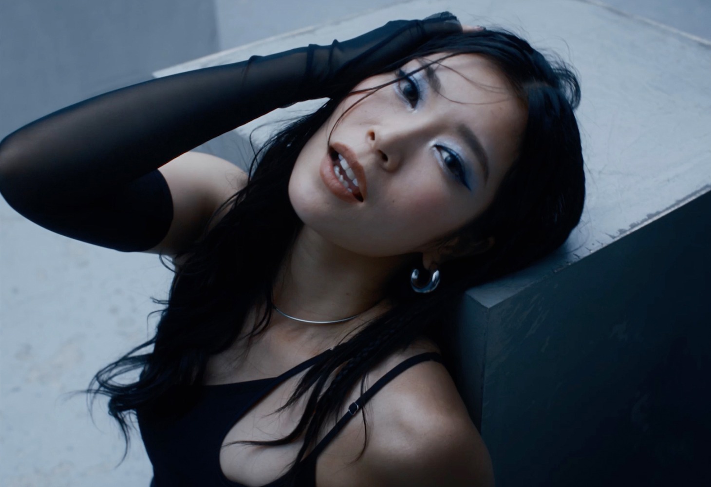 ExWHYZ「iD」ミュージックビデオより。