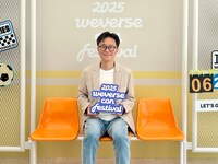 「Weverse Con Festival」内のWeverseブースでのムン・ジス氏。