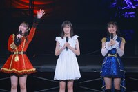 左から段原瑠々、林仁愛、井上玲音。