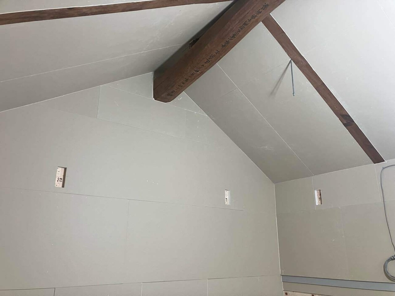 石膏ボードが貼られた工事中の「MUSIC inn Fujieda」(2025年5月時点)。(写真提供:渡辺建設株式会社)。