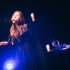 阿部真央が多彩な歌声で魅せた感動のビルボードライブ、宇多田ヒカルカバーも披露