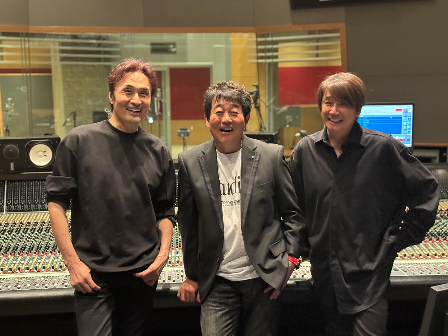 左から織田哲郎、前田亘輝、近藤真彦。