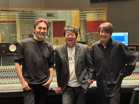 左から織田哲郎、前田亘輝、近藤真彦。