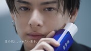 「雪肌精」新CM「i Bright.－夏の肌に、つめたい愛を。－」編より。