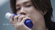 「雪肌精」新CM「i Bright.－夏の肌に、つめたい愛を。－」編より。