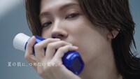 「雪肌精」新CM「i Bright.－夏の肌に、つめたい愛を。－」編より。