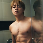 白濱亜嵐がシャワールームから登場