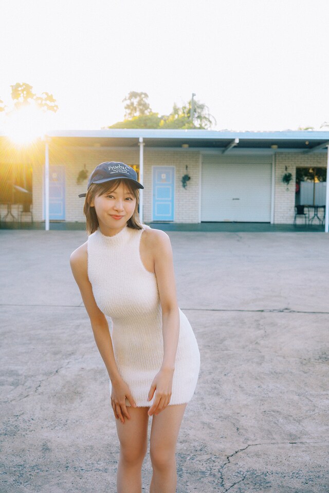 富田鈴花（日向坂46）1st写真集の掲載ショット。（撮影：峠雄三）©光文社