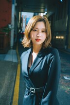 白ワンピースの富田鈴花、黒パンツスーツの富田鈴花　写真集先行カット第4弾は対照的