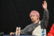 挙手するシューヤ。