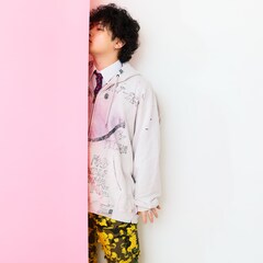 覆面シンガーソングライターIwankofが素顔公開、新曲MVでバラクラバを脱ぎ捨てる