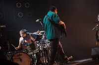 おもむろに演奏を始める礼賛のfoot vinegar（Dr）と春日山（B）。