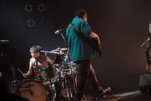 おもむろに演奏を始める礼賛のfoot vinegar（Dr）と春日山（B）。