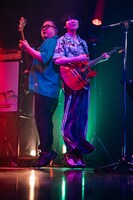 背中合わせで演奏する春日山=休日課長（左）と晩餐＝川谷絵音（右）。