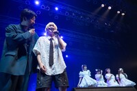 清竜人に肩を抱かれるサーヤ。