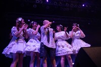 夫人たちとたわむれるサーヤ。