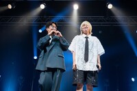 なんとも言えない表情で立ち尽くすサーヤ（右）。