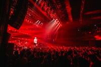 晩餐のパフォーマンスに沸くフロア。