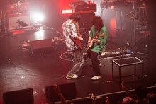 ギターバトルを繰り広げる礼賛の晩餐（左）と簸（右）。