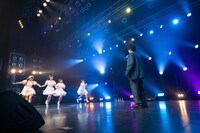 清竜人に駆け寄る夫人たち。