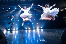 ジャンプする清真尋と清さきな。