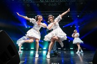 ポーズを決める清真尋と清さきな。