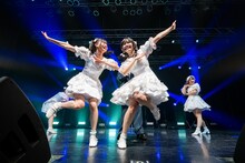 ポーズを決める清真尋と清さきな。