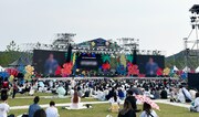 「Weverse Con Festival」の野外ライブの様子。来場者はレジャーシートに腰かけゆったりとした雰囲気。