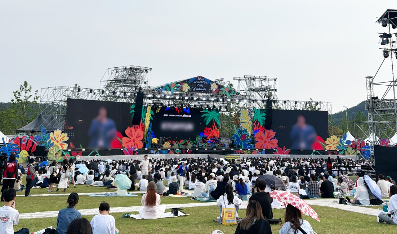 「Weverse Con Festival」の野外ライブの様子。来場者はレジャーシートに腰かけゆったりとした雰囲気。