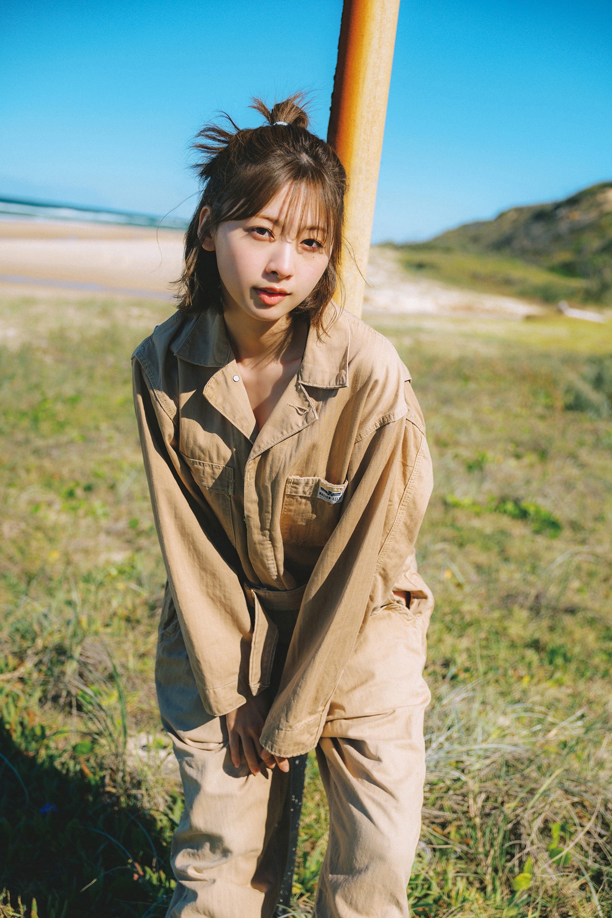富田鈴花（日向坂46）1st写真集「鈴花サーキット」の掲載ショット。（撮影：峠雄三）©光文社