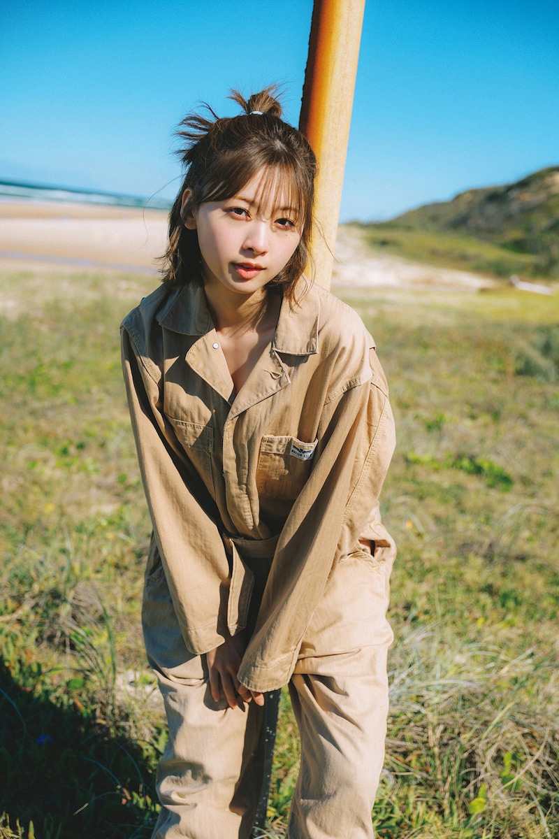 富田鈴花（日向坂46）1st写真集の掲載ショット。（撮影：峠雄三）©光文社