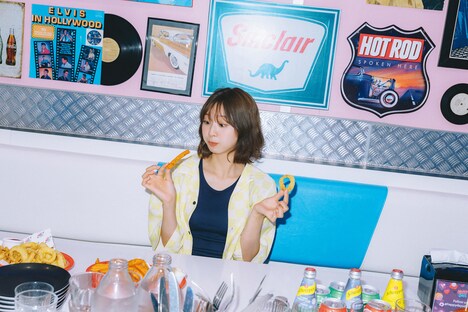 富田鈴花（日向坂46）1st写真集の掲載ショット。（撮影：峠雄三）©光文社