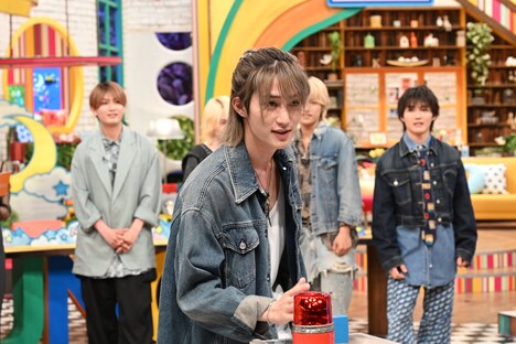 「よるのブランチ」より、クイズに挑戦する橋本涼。(c)TBS